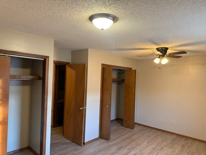 More Photos Of 2206 E Macs Ct, Springfield Apartments For Sale