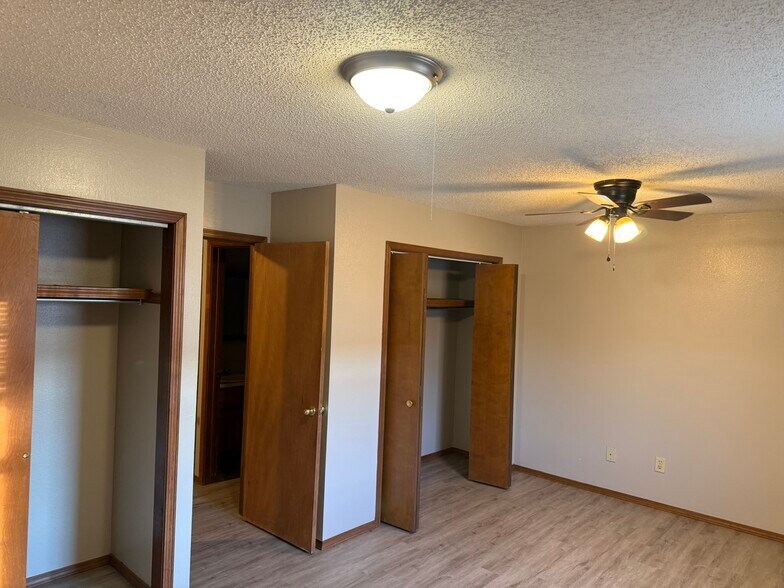 More Photos Of 2206 E Macs Ct, Springfield Apartments For Sale