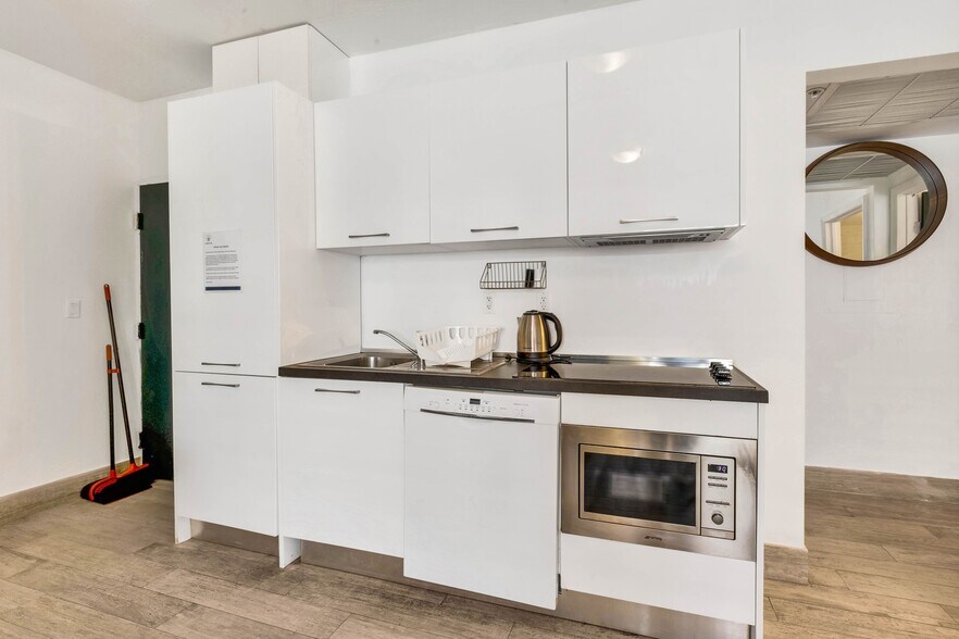 More Photos Of 1321 15th St, Miami Beach Hotel For Sale