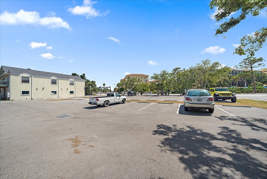More Photos Of 925 Tamiami Trl S, Venice Storefront Retail Residential For Sale