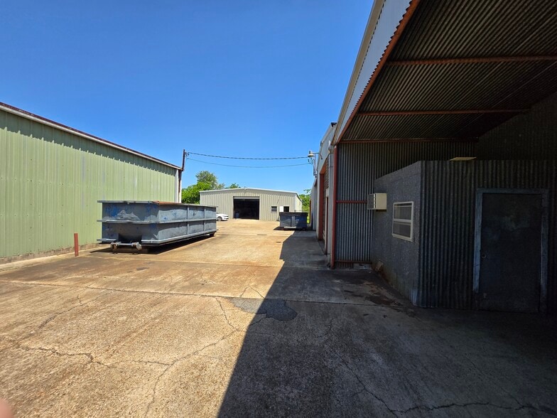 More Photos Of 609 Carby, Houston Warehouse For Sale