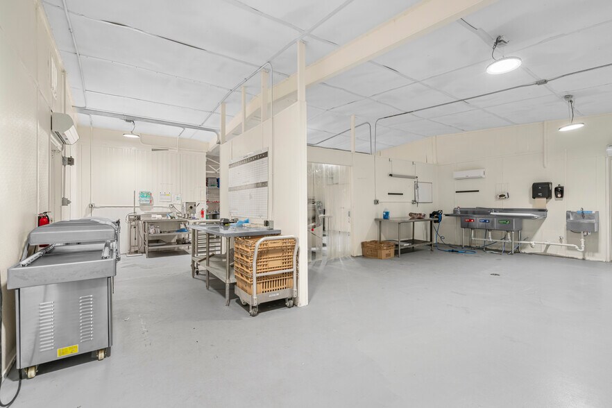 More Photos Of 9772 FM 1696 Rd, Bedias Storefront For Sale
