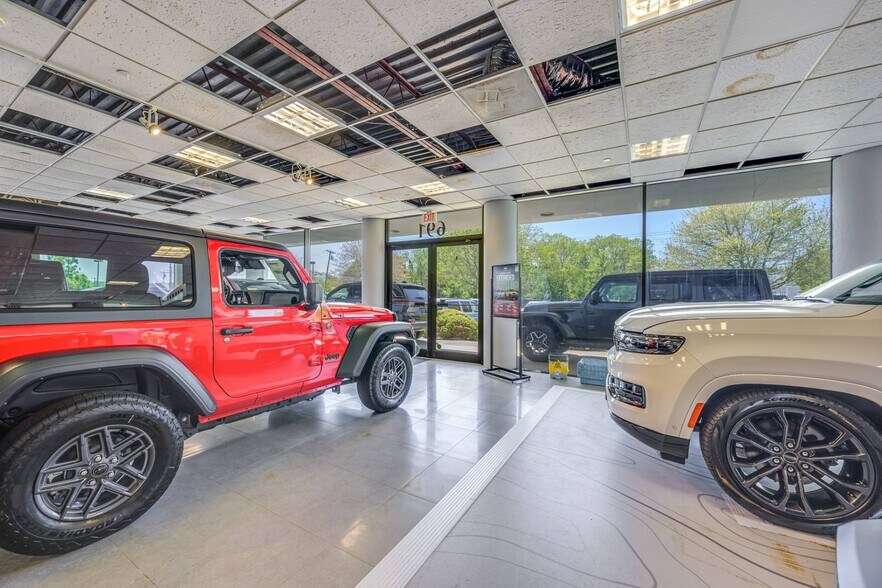 More Photos Of 691 County Road 39A, Southampton Auto Dealership For Lease