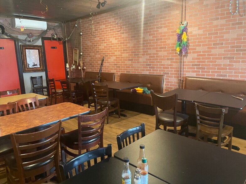 More Photos Of 221 Shaw St, New London Bar For Lease