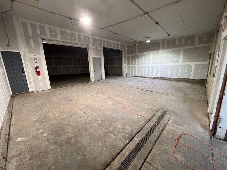 More Photos Of 833 Oliver Ave, Aurora Warehouse For Sale