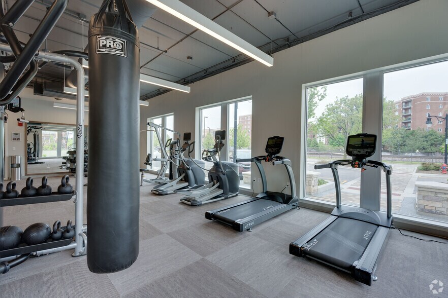 More Photos Of 1555 Ellinwood Ave, Des Plaines Apartments For Lease