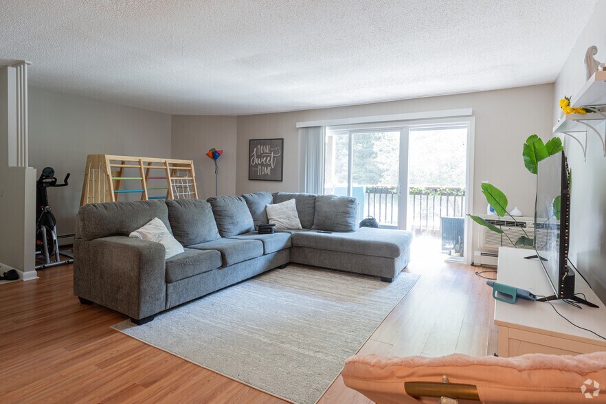 More Photos Of 383-435 Oaklawn Ave, Cranston Apartments For Sale