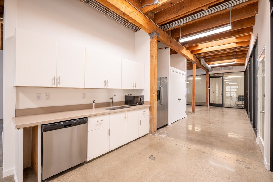 More Photos Of 2842-2912 Colorado Ave, Santa Monica Flex For Lease