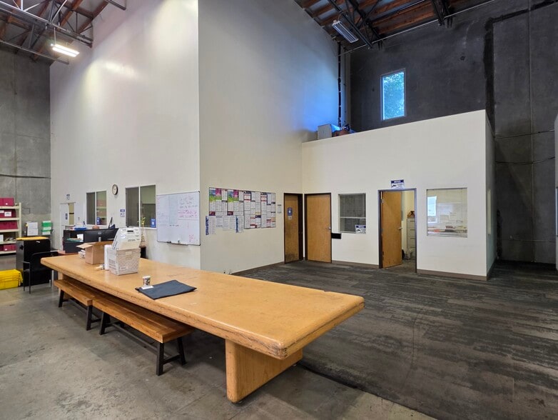 More Photos Of 7555 N San Fernando Rd, Burbank Manufacturing For Lease