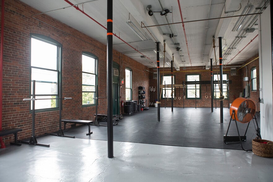 More Photos Of 119R Foster St, Peabody Light Distribution For Lease