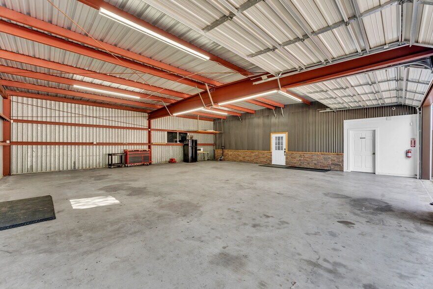 More Photos Of 201 W 9th St, Burnet Warehouse For Sale