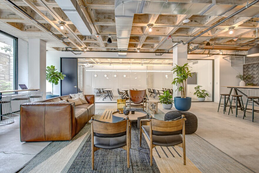 More Photos Of 6300 N River Rd, Rosemont Office For Lease