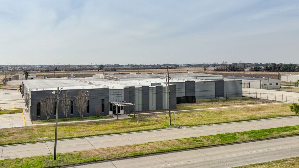 More Photos Of 403 W Admiral Doyle Dr, New Iberia Distribution For Lease