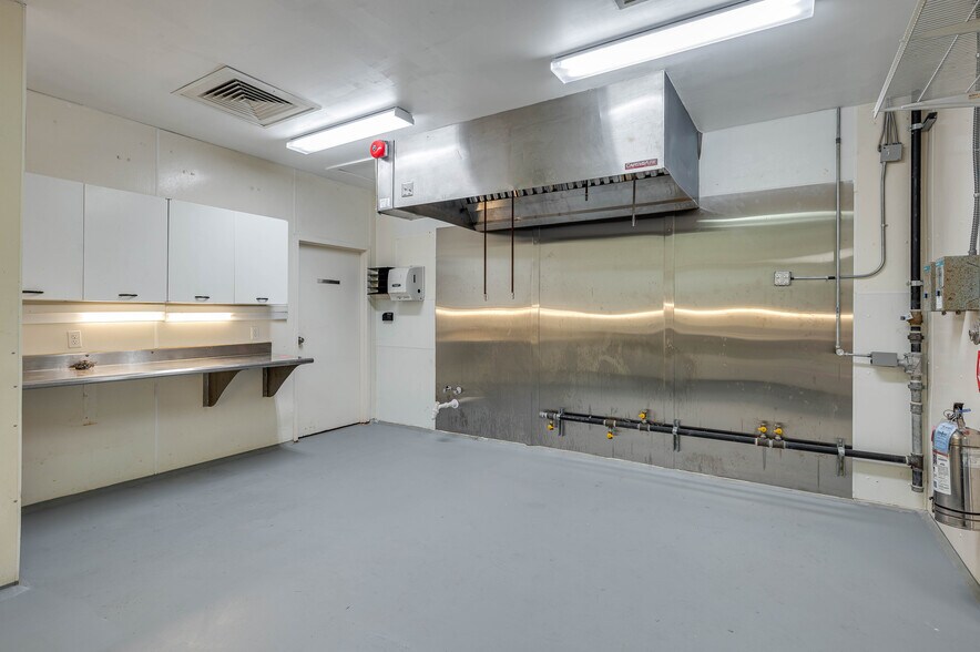 More Photos Of 174 NW 9th ave, Mulberry Distribution For Sale