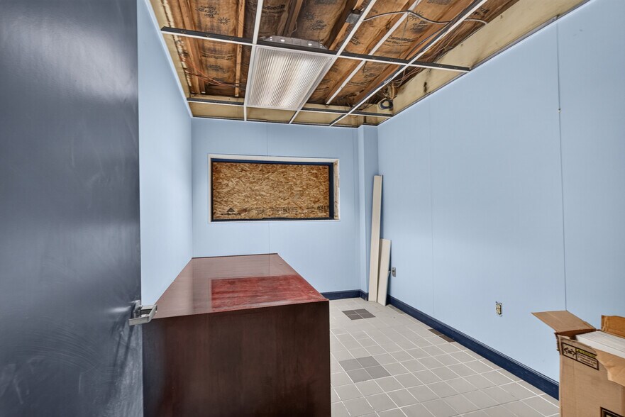 More Photos Of 211 Mill St, Springport Light Distribution For Sale