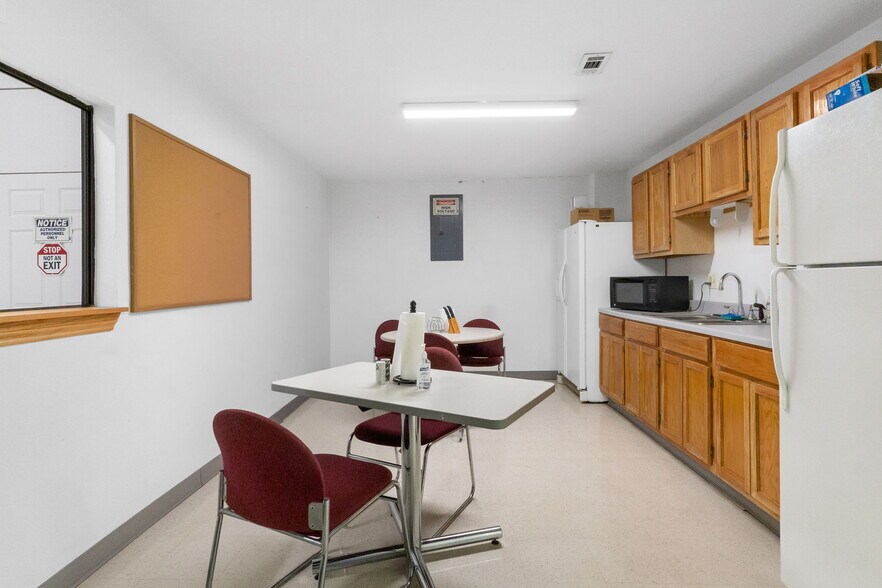 More Photos Of 8424 N HWY 69, Pollok Flex For Sale