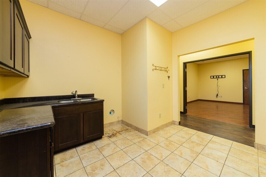 More Photos Of 720 W Nathan Lowe Rd, Arlington Medical For Sale