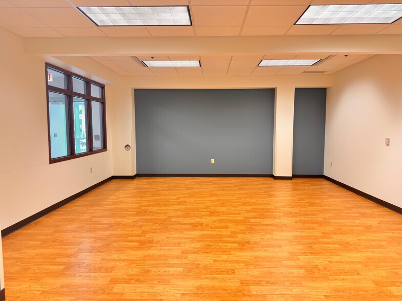 More Photos Of 377 W River Woods Pky, Milwaukee Medical For Lease