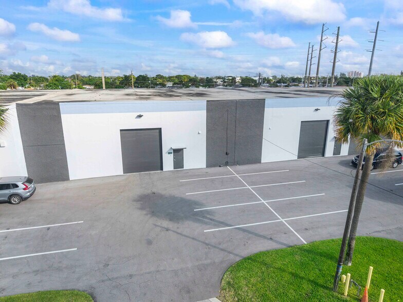 More Photos Of 1205-1421 Hill Ave, Mangonia Park Warehouse For Lease