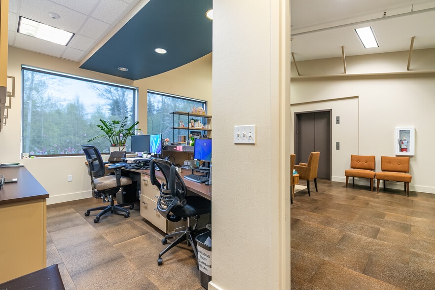 More Photos Of 905 Squalicum Way, Bellingham Flex For Sale