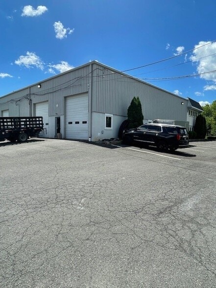 More Photos Of 6181 Kellers Church Rd, Plumsteadville Light Distribution For Sale