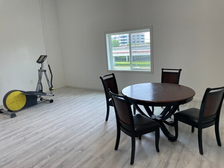More Photos Of 6140 N Sam Houston Pky W, Houston Office For Lease