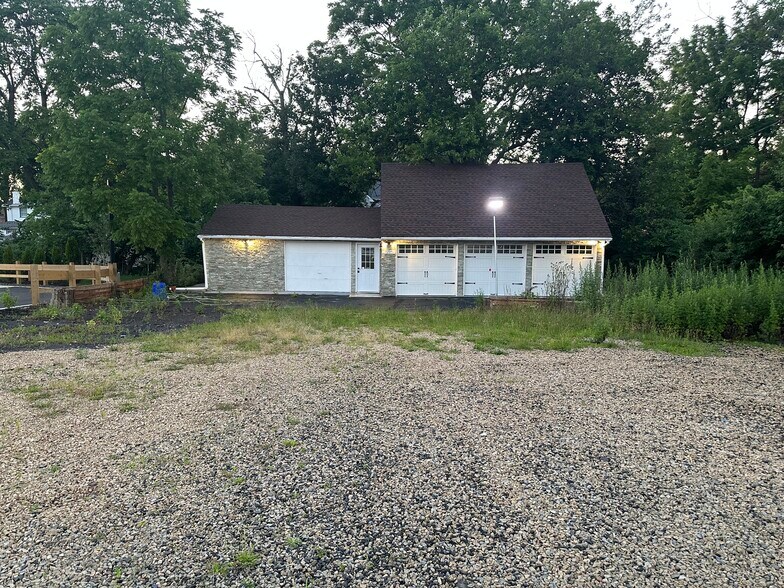 More Photos Of 861 DeKalb Pike, Center Square Industrial For Lease