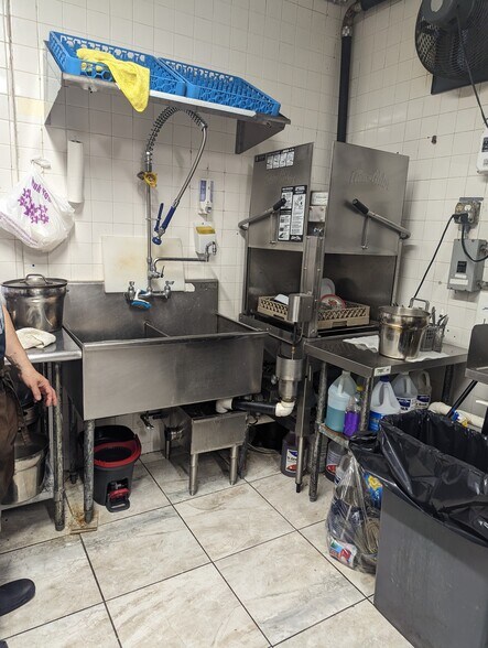 More Photos Of 3310 28th Ave, Astoria Restaurant For Lease