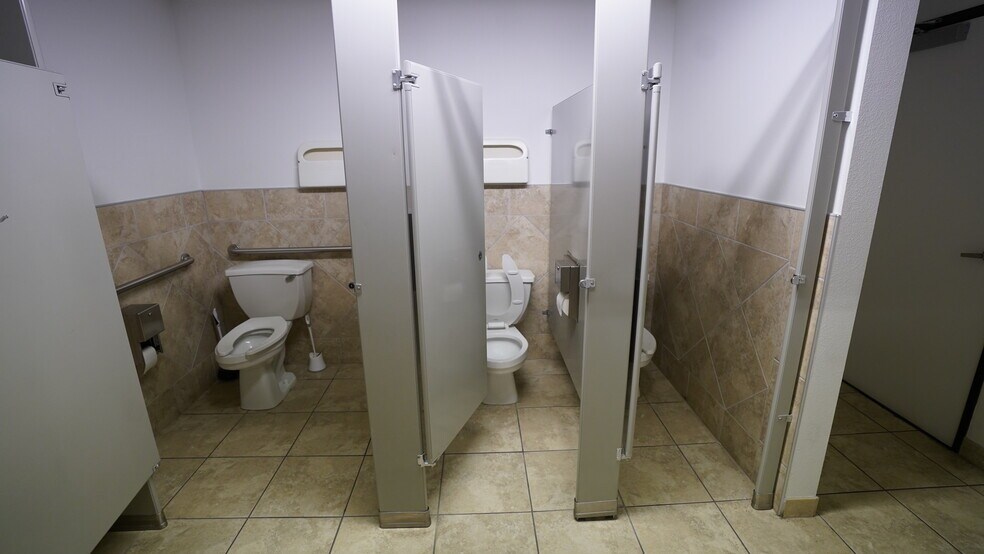 More Photos Of 731 Pilot Rd, Las Vegas Light Distribution For Lease