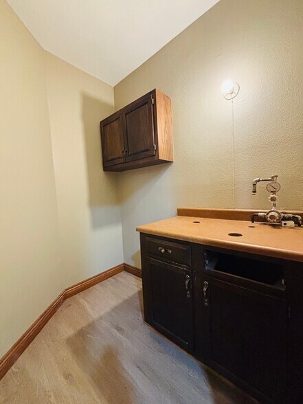 More Photos Of 1629 Harding Blvd, Cotter Medical For Sale