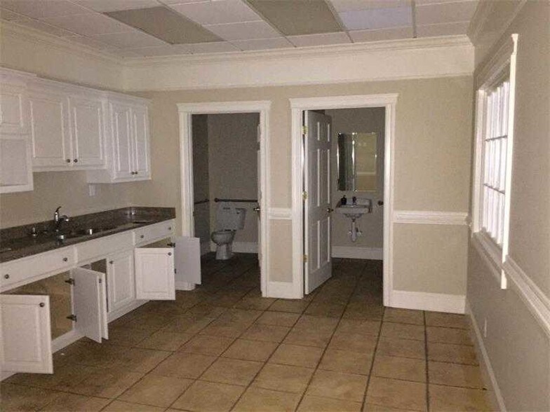 More Photos Of 102 E Main St, Cartersville Bank For Lease