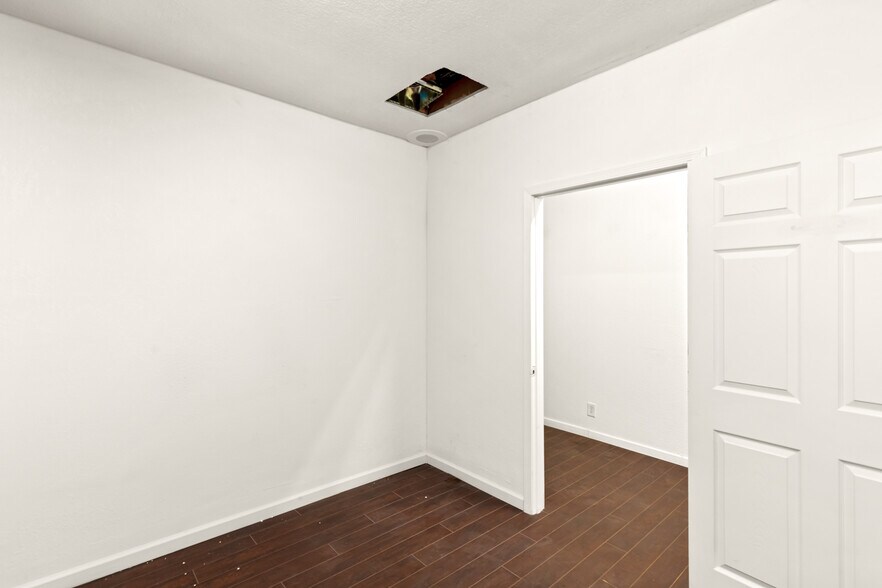 More Photos Of 830 E Sahara Ave, Las Vegas Office For Sale