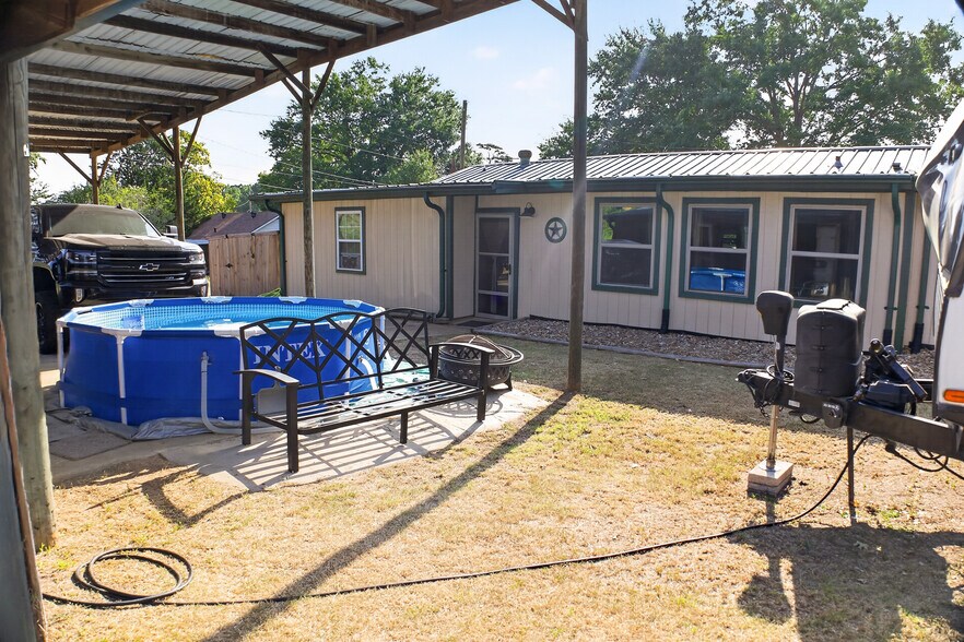 Primary Photo Of 3315 US Highway 259 N, Kilgore Light Distribution For Sale
