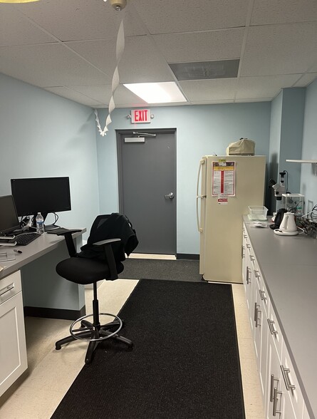 More Photos Of 253 Commerce Dr, Grayslake Warehouse For Sale