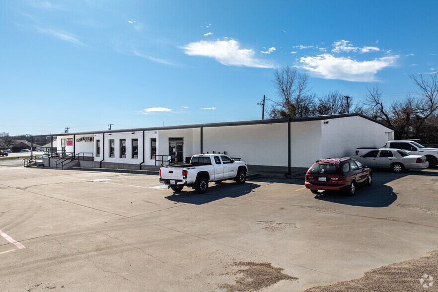 More Photos Of 613 N Broadway St, Joshua Department Store For Lease