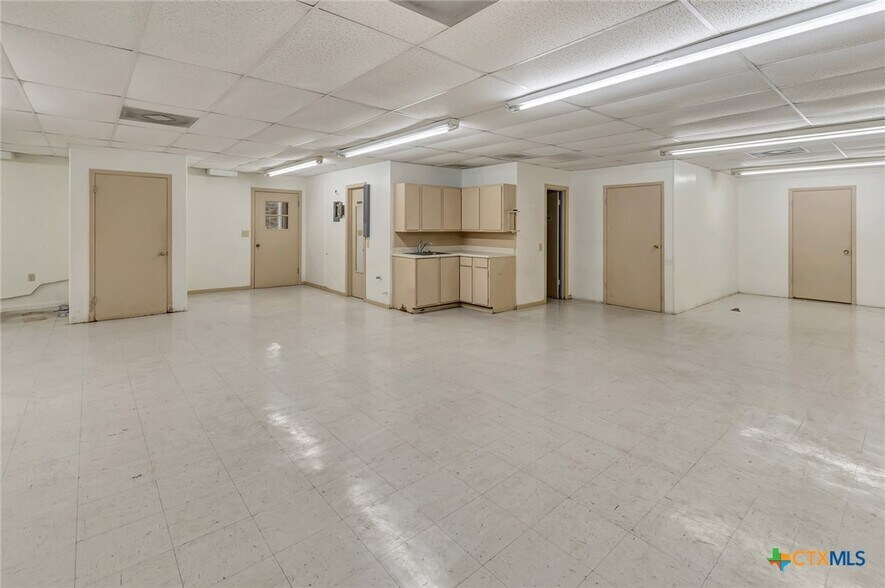 More Photos Of 306 N Wells St, Edna Office For Sale