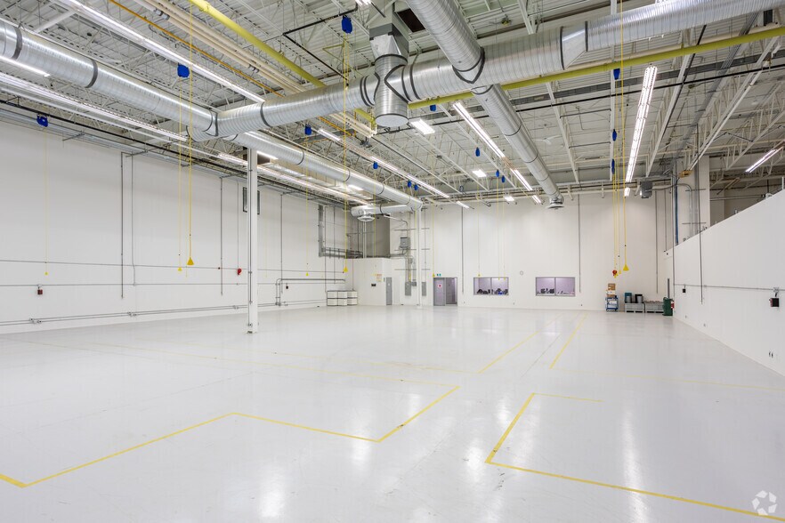 More Photos Of 2-10 Smed Ln SE, Calgary Distribution For Lease