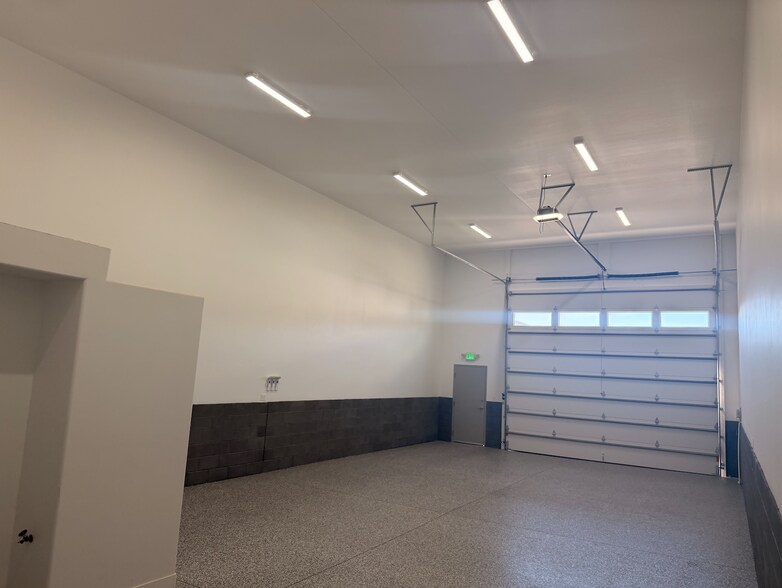 More Photos Of 448 Commerce St, Hurricane Industrial For Lease