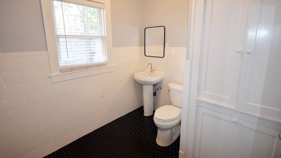 More Photos Of 2216 College Ave, Austin Office For Lease