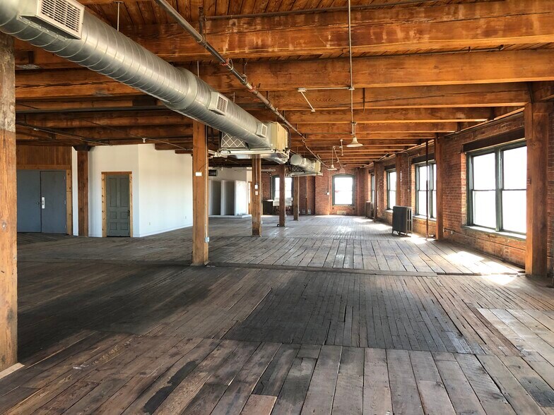 More Photos Of 1427 W 9th St, Kansas City Office For Lease