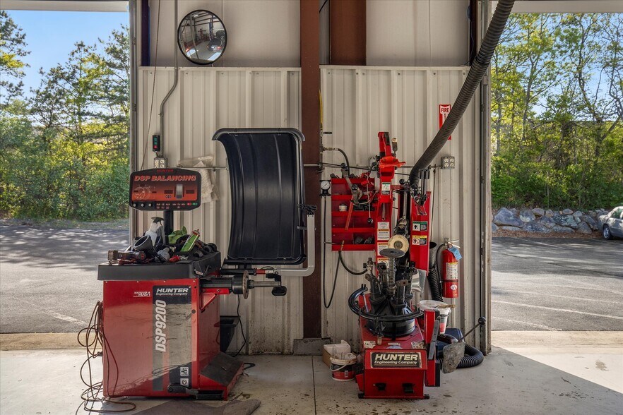 More Photos Of 7 Colonel Dr, Bourne Auto Repair For Sale