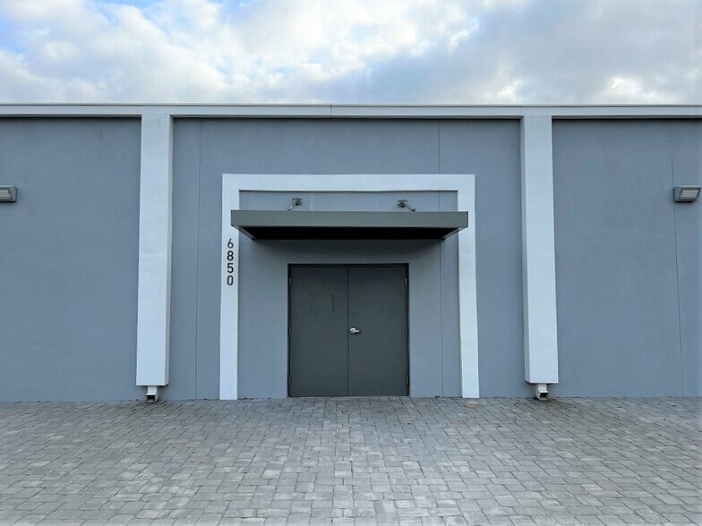 More Photos Of 6850 Cross Bayou Dr, Seminole Manufacturing For Lease