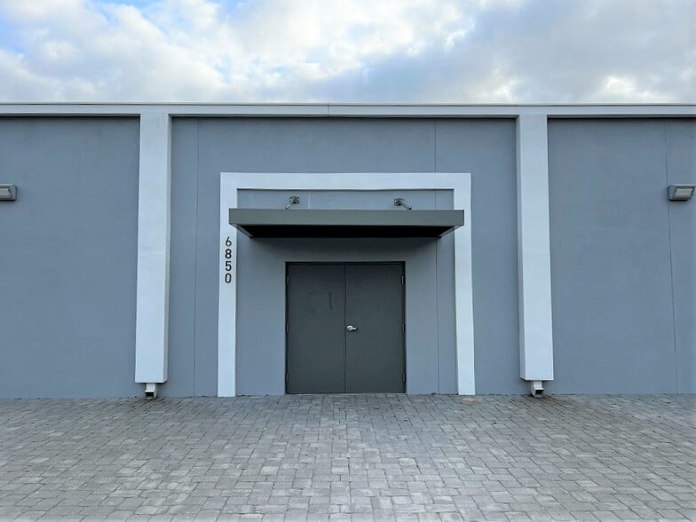 More Photos Of 6850 Cross Bayou Dr, Seminole Manufacturing For Lease