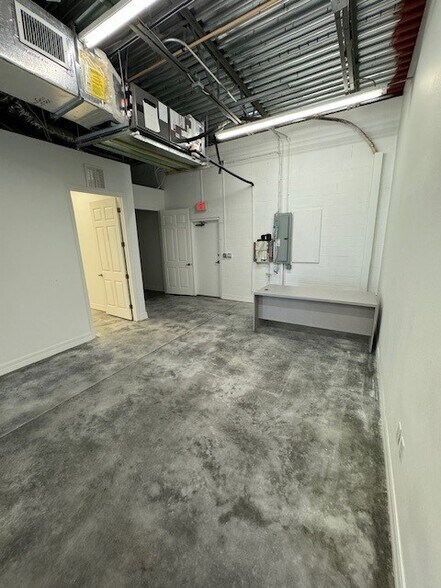 More Photos Of 7361 International Pl, Sarasota Showroom For Lease
