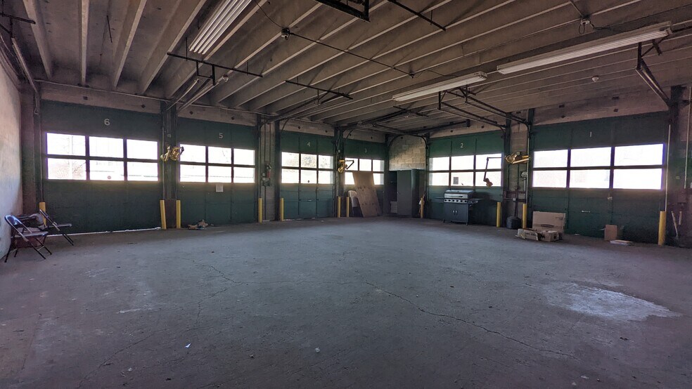 More Photos Of 717 Longfellow St, Woodbine Warehouse For Lease
