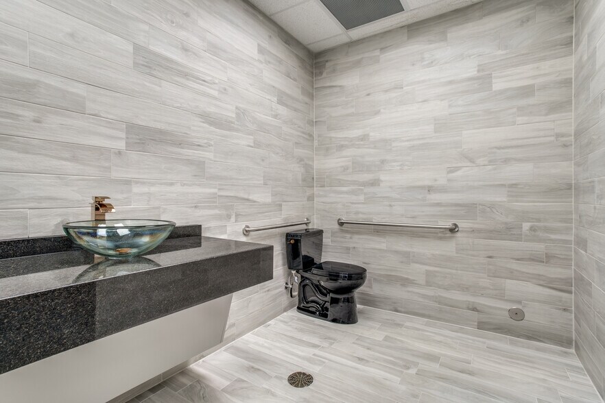 More Photos Of 2718 Virginia Cir, Denton Warehouse For Sale