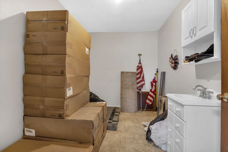 More Photos Of 21034 US Highway 96 S, Kirbyville Flex For Sale