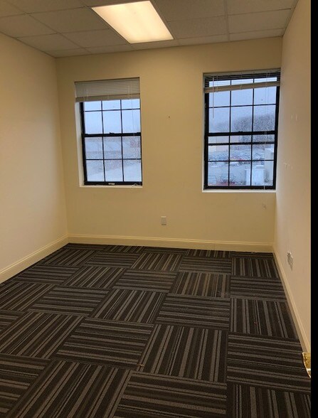 More Photos Of 4366 Victory Blvd, Staten Island Warehouse For Lease