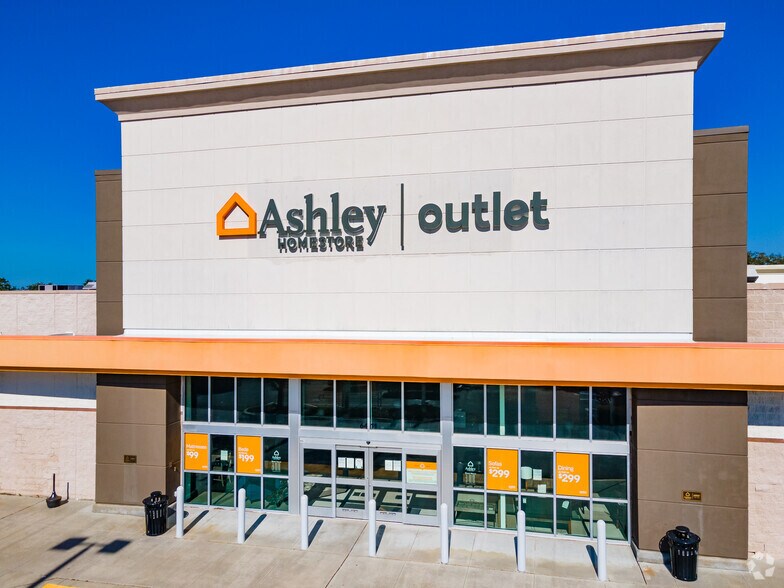 More Photos Of 6401 Tacoma Dr, Port Richey Department Store For Lease