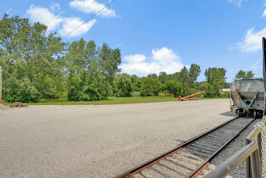 More Photos Of 400 Great Lakes Pky, Bellevue Warehouse For Sale